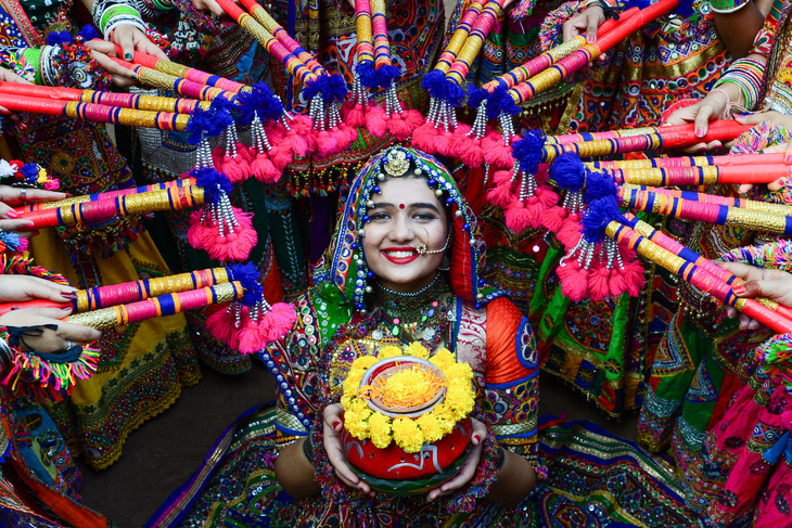 Phụ nữ Ấn Độ với trang phục truyền thống nhảy Garba trong buổi tổng dượt trước lễ hội Navratri của người Hindu ở thành phố Ahmedabad ngày 9-10 - Ảnh: AFP