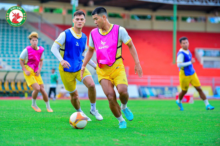 Hà Đức Chinh (phải) trên sân tập của CLB Quy Nhơn Bình Định - Ảnh: Quy Nhơn Bình Định FC