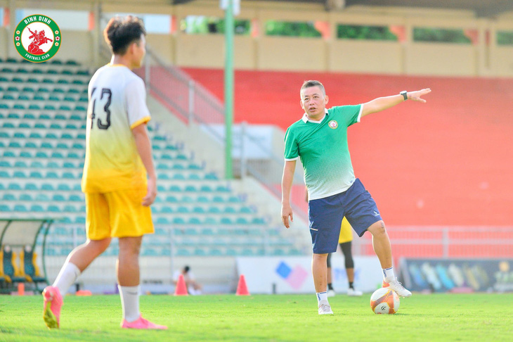 HLV Bùi Đoàn Quang Huy chỉ đạo cầu thủ - Ảnh: Quy Nhơn Bình Định FC