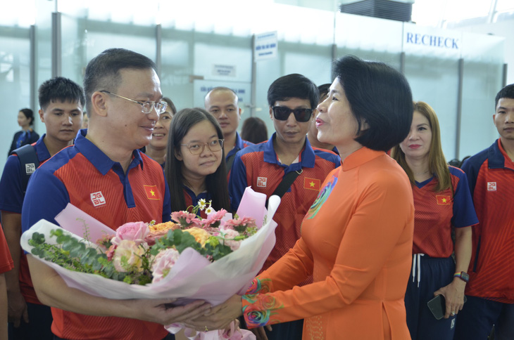 Phó cục trưởng Cục Thể dục Thể thao Lê Thị Hoàng Yến (phải) tiễn đoàn tham dự Asian Para Games 4 - Ảnh: THÁI DƯƠNG