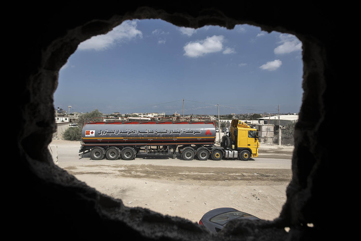 Một xe tải chở nhiên liệu từ Israel đi vào Dải Gaza hồi tháng 8-2022 - Ảnh: REUTERS