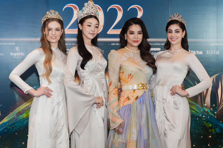 Chủ tịch Miss Earth Vietnam Trương Ngọc Ánh cùng top 3 Miss Earth 2022 - Ảnh: BTC