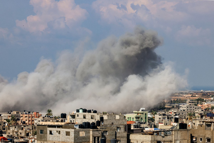 Khói bốc lên sau cuộc không kích của Israel vào thành phố Rafah, phía nam Dải Gaza vào ngày 16-10 - Ảnh: AFP
