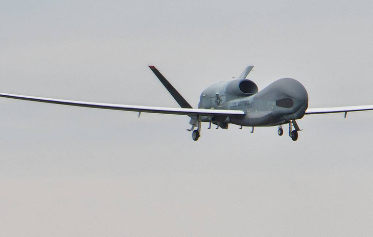 Máy bay trinh sát không người lái RQ-4B Global Hawk - Ảnh: REUTERS
