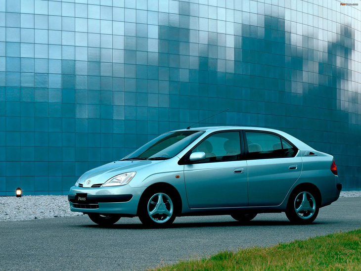 Chiếc Toyota Prius đầu tiên chính thức được trình làng và mở bán ở Nhật Bản vào năm 1997. Đến nay, sau 25 năm, nhiều chiếc vẫn đang chạy trên đường - Ảnh: Reddit