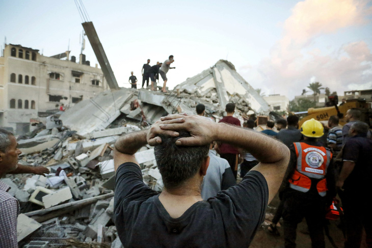 Công tác cứu hộ tại trung tâm Dải Gaza vào ngày 15-10 sau khi Israel không kích - Ảnh: AFP