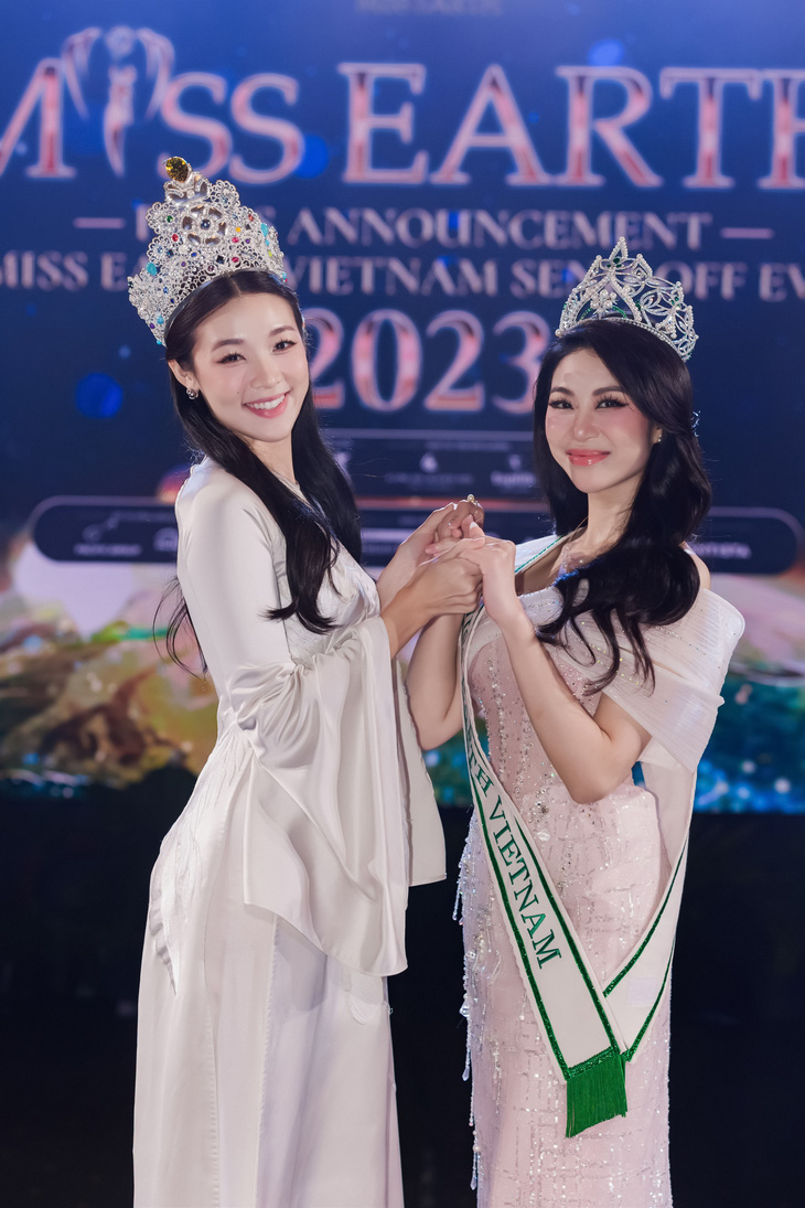 Miss Earth 2022 - Mina Sue Choi (trái) cùng Miss Earth Vietnam 2023 - Đỗ Thị Lan Anh
