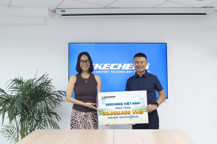 Đại diện Skechers trao tặng số tiền đóng góp cho Tổ chức Operation Smile Việt Nam