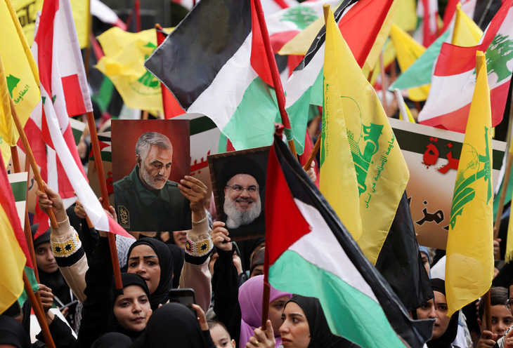 Những người ủng hộ Hezbollah xuống đường ở Beirut, Lebanon, ngày 13-10 - Ảnh: REUTERS