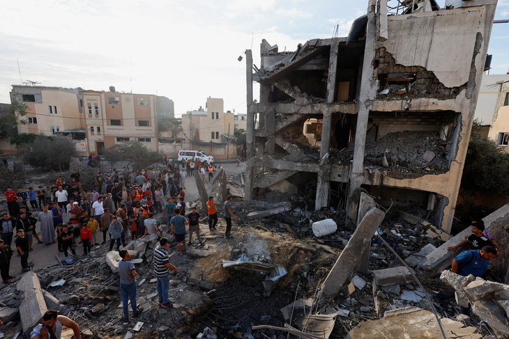 Hiện trường đổ nát của một tòa nhà tại thành phố Khan Younis, phía nam Dải Gaza sau một cuộc không kích của Israel ngày 17-10 - Ảnh: REUTERS