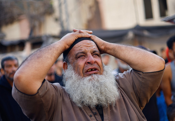 Một người dân Palestine tại hiện trường vụ không kích của Israel ở thành phố Khan Younis, phía nam Dải Gaza, ngày 17-10 - Ảnh: REUTERS