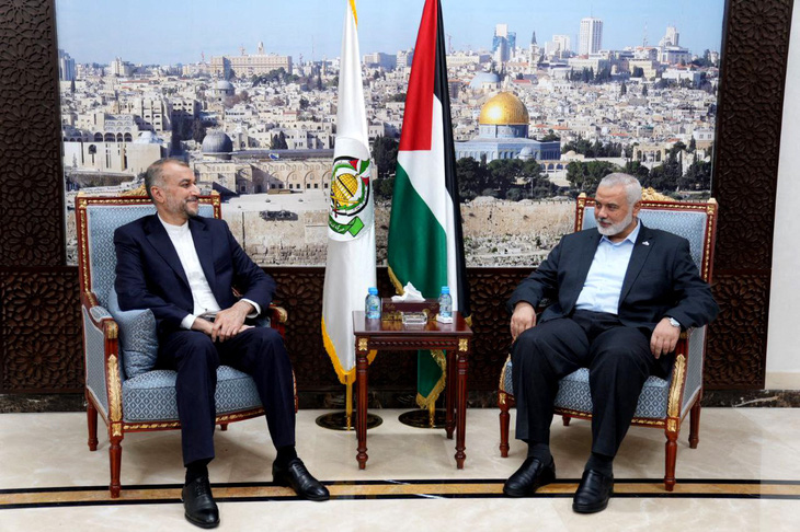 Ngoại trưởng Iran Hossein Amir Abdollahian (trái) gặp quan chức cấp cao Ismail Haniyeh của Hamas ở Doha, Qatar, ngày 14-10 - Ảnh: AFP