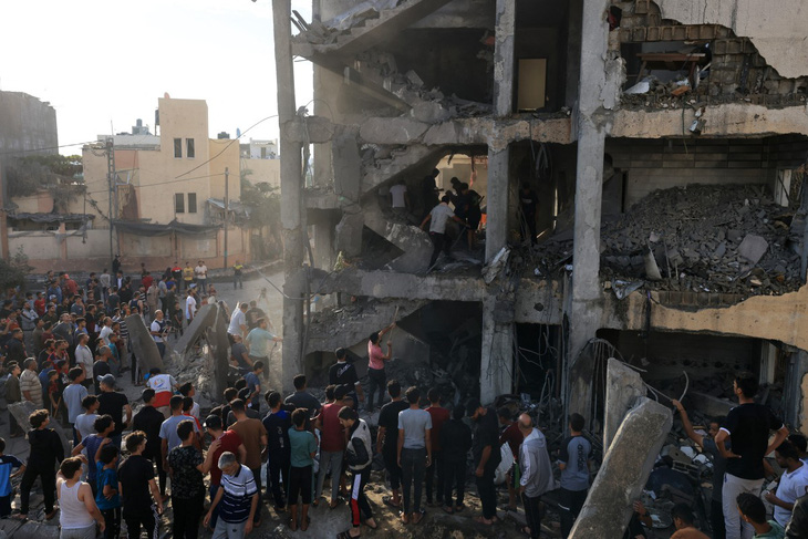 Một tòa nhà ở Khan Yunis, miền nam Gaza, bị tấn công ngày 16-10 - Ảnh: REUTERS