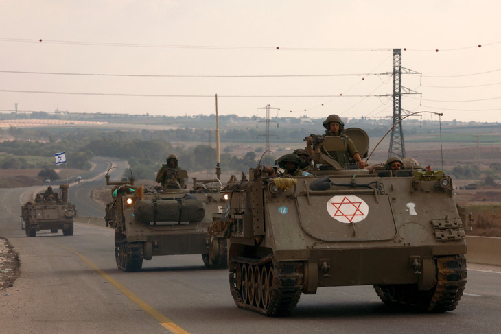 Xe quân sự Israel tiếp tục đổ về phía biên giới với Gaza ngày 17-10 - Ảnh: AFP