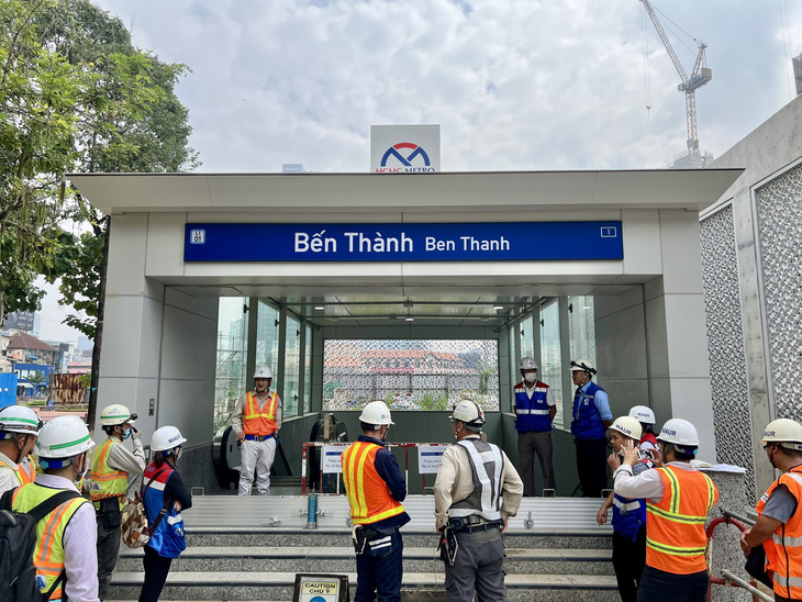 Nhà thầu thi công lắp đặt cửa chống ngập tại cửa vào ga Bến Thành (quận 1, TP.HCM) - Ảnh: MAUR
