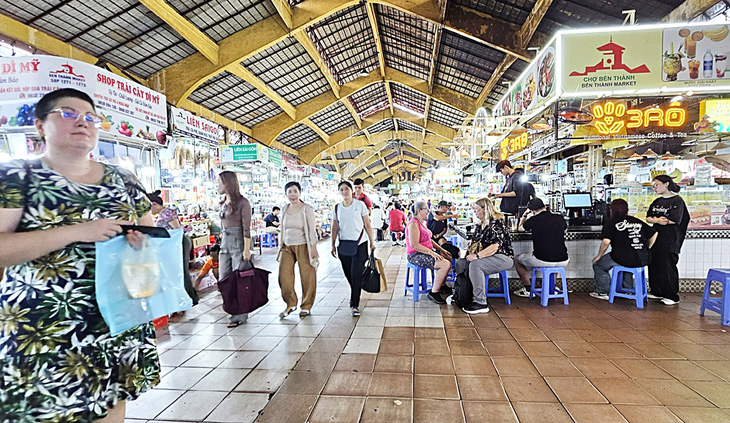 Du khách tham quan, mua sắm tại chợ Bến Thành (TP.HCM) - Ảnh: NGUYỄN TRÍ