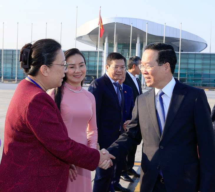 Đại biện lâm thời Đại sứ quán Trung Quốc tại Việt Nam Hy Tuệ tiễn Chủ tịch nước Võ Văn Thưởng tại sân bay quốc tế Nội Bài - Ảnh: TTXVN