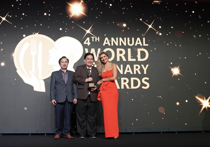 Ông Trương Đức Hùng (giữa), phó tổng giám đốc điều hành Saigontourist Group nhận giải thưởng &quot;Lễ hội ẩm thực đặc sắc nhất thế giới 2023&quot;