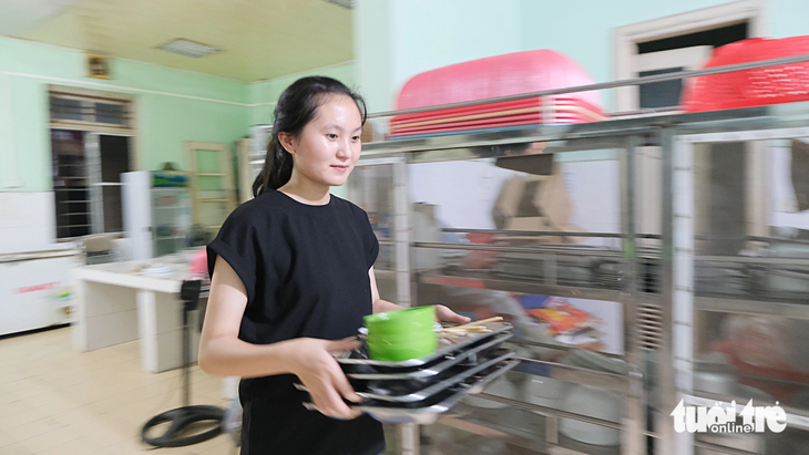 Lò Thị Hạnh xin phụ việc ở căng tin Trường ĐH Điện lực để đỡ tiền ăn vì mỗi ngày được miễn phí hai suất cơm - Ảnh: HÀ THANH