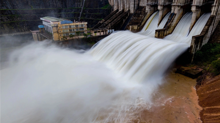 Thủy điện Hương Điền đầu nguồn sông Bồ được lệnh xả nước để đón lũ - Ảnh: TRẦN THIỆN