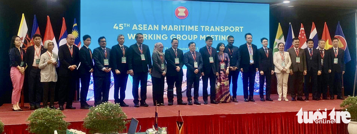 Lãnh đạo Cục Hàng hải Việt Nam cùng đại diện các quốc gia khai mạc hội nghị Nhóm công tác giao thông hàng hải ASEAN (MTWG) lần thứ 45 - Ảnh: THU DUNG