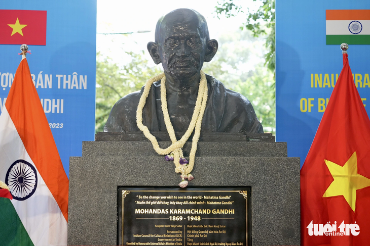 Tượng bán thân lãnh tụ Ấn Độ Mahatma Gandhi tại công viên Tao Đàn (quận 1) - Ảnh: HỮU HẠNH