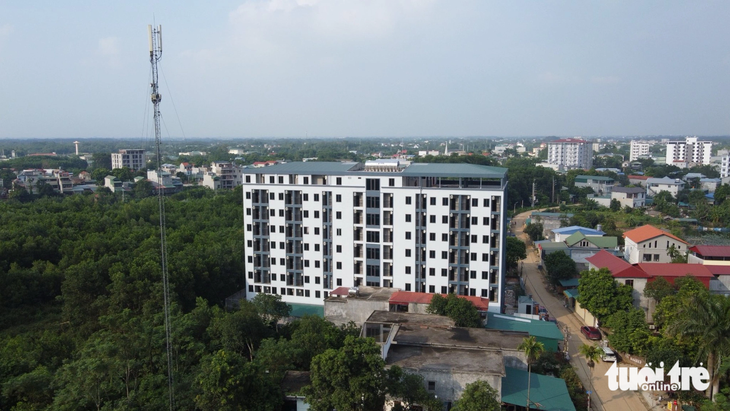 Căn chung cư mini có quy mô 9 tầng với gần 200 căn hộ được cho là xây sai phép tại huyện Thạch Thất, Hà Nội - Ảnh: QUANG THẾ
