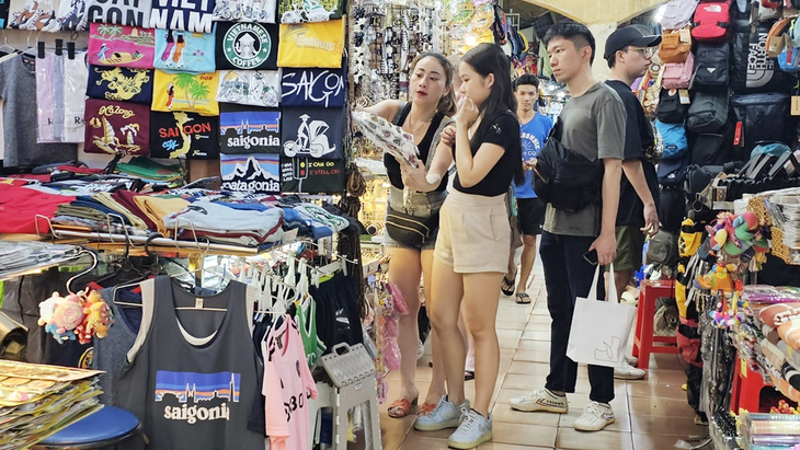 Du khách đến tham quan và mua sắm tại chợ Bến Thành - Ảnh: N.Trí