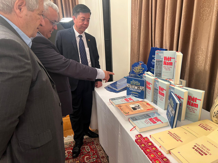 Các đại biểu xem sách tại lễ ra mắt cuốn sách 'Việt Nam - Quê hương thứ hai của tôi' tại Hy Lạp - Ảnh: NXB Chính trị Quốc gia Sự thật