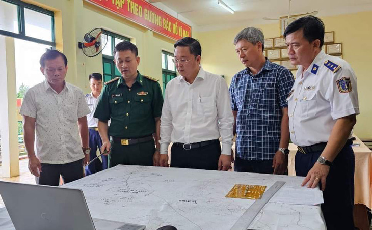 Chủ tịch UBND tỉnh Quảng Nam Lê Trí Thanh (thứ 3 từ trái qua) đang chỉ đạo công tác tìm kiếm các ngư dân mất tích tại Sở chỉ huy tiền phương - Ảnh: V.M