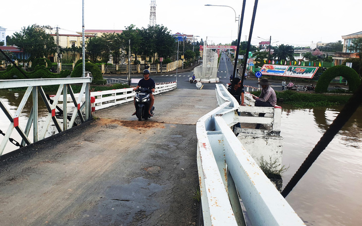 Chủ tịch tỉnh Cà Mau chỉ đạo nóng vụ xe tải gấp gần 9 lần tải trọng qua cầu Rạch Ráng