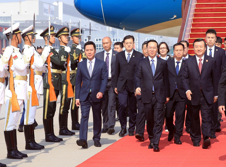 Chủ tịch nước Võ Văn Thưởng tại sân bay Bắc Kinh (Trung Quốc) trưa 17-10 - Ảnh: TTXVN