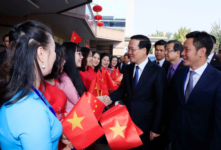 Cán bộ, nhân viên đại sứ quán và cộng đồng người Việt Nam tại Trung Quốc đón Chủ tịch nước Võ Văn Thưởng - Ảnh: TTXVN