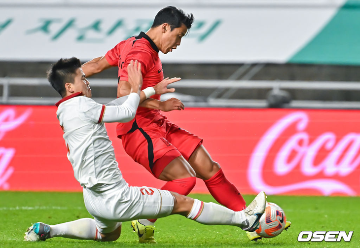 Trung vệ Duy Mạnh bất lực ngăn cản cầu thủ Hàn Quốc - Ảnh: OSEN
