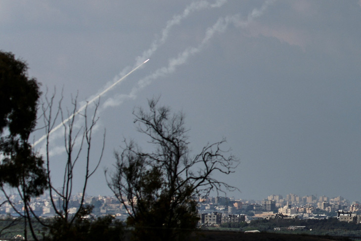 Rocket tiếp tục được phóng từ Dải Gaza về hướng lãnh thổ Israel vào ngày 16-10 - Ảnh: REUTERS