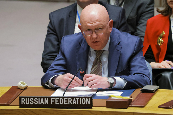 Đại sứ Nga tại Liên Hiệp Quốc Vassily Nebenzia phát biểu ở Hội đồng Bảo an trước cuộc bỏ phiếu tại trụ sở Liên Hiệp Quốc ở New York, Mỹ ngày 16-10 - Ảnh: REUTERS