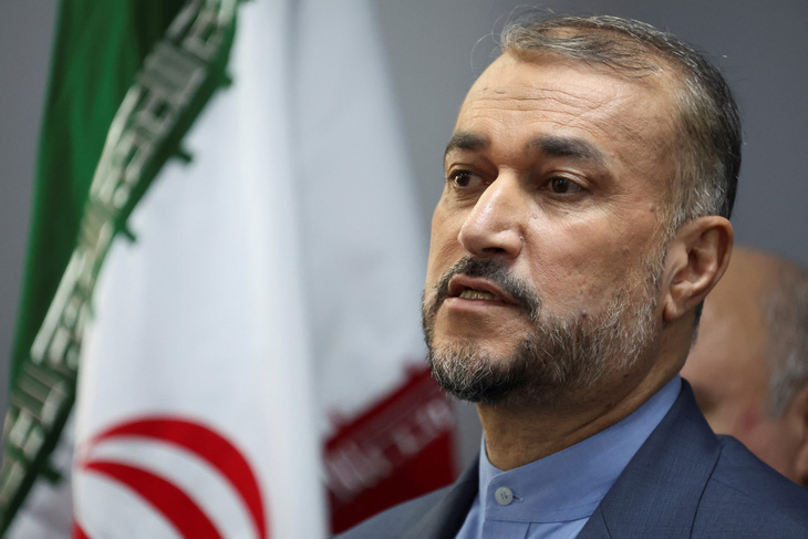 Ngoại trưởng Iran Hossein Amir-Abdollahian phát biểu trong cuộc họp báo chung với Ngoại trưởng Lebanon Abdallah Bou Habib tại Beirut, Lebanon hôm 13-10 - Ảnh: REUTERS