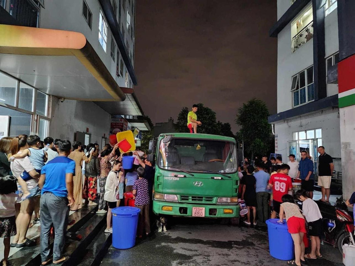 Người dân tại khu đô thị Thanh Hà (Hà Nội) bị cúp nước mấy ngày qua - Ảnh: Người dân cung cấp