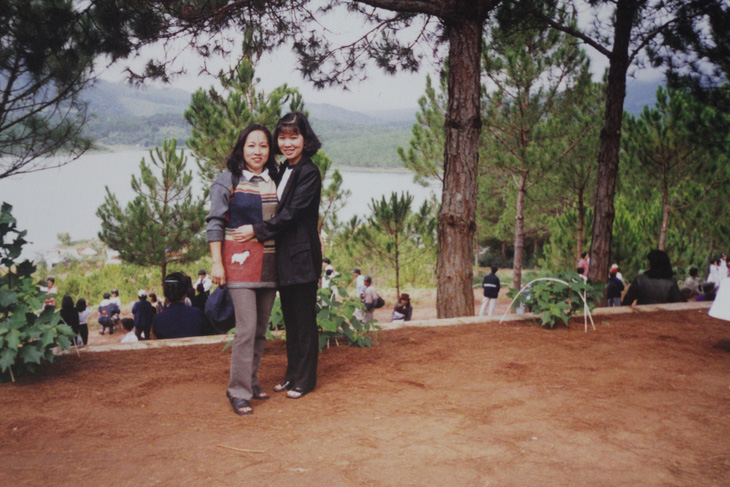 Chị Nguyệt Đinh còn giữ lại rất nhiều ảnh chụp ở Đà Lạt vào đầu những năm 2000 cùng với những hoài niệm về một xứ sở ngàn hoa còn hoang sơ và mộc mạc - Ảnh: NVCC