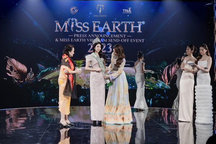 Ban tổ chức Miss Earth 2023 trao sash cho hoa hậu Lan Anh