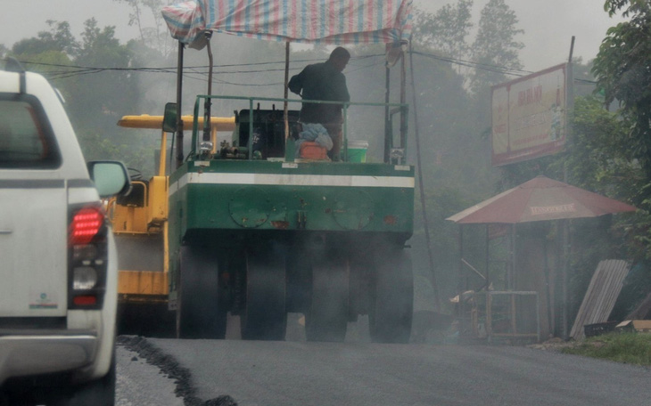 Cao tốc Chí Thạnh - Vân Phong thảm nhựa những đoạn đầu tiên - Ảnh 8.