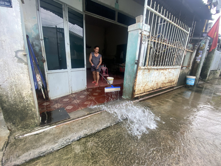 Người dân vùng ngập lụt Đà Nẵng dọn dẹp nhà cửa khi mưa vứt dứt - Ảnh: B.D.