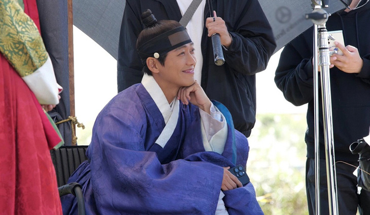 Nam Goong Min thủ vai chính Jang Hyun phấn khích theo dõi phần ghi hình của dàn cameo đặc biệt