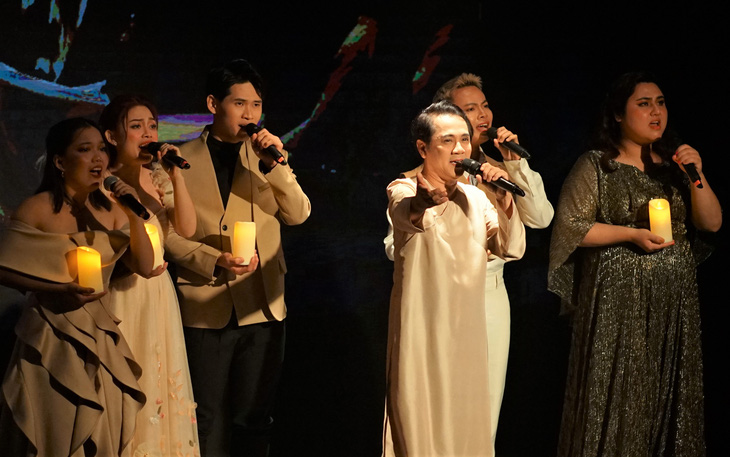 Nghệ sĩ Thành Lộc trình diễn trích đoạn nhạc kịch Tiên Nga cùng các thành viên của ITS - Ảnh: H.VY