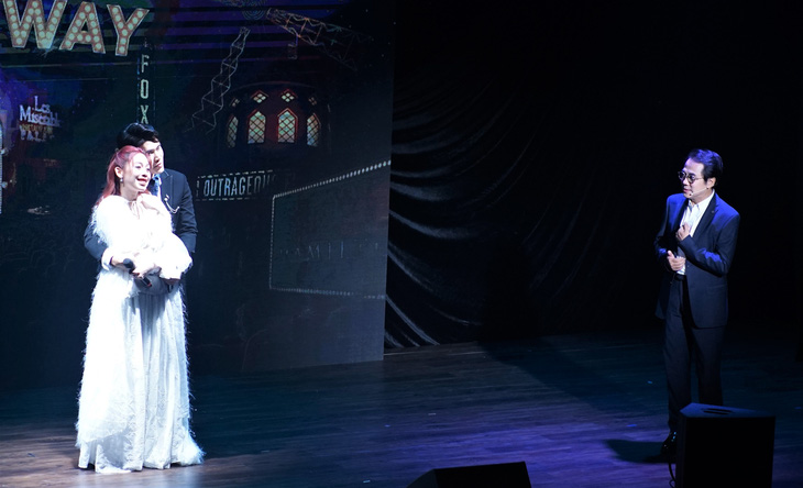 Nghệ sĩ Thành Lộc tung hứng với màn trình diễn của Thảo Ngọc và Jay Thiện Nguyễn từ nhạc kịch The Phantom of The Opera