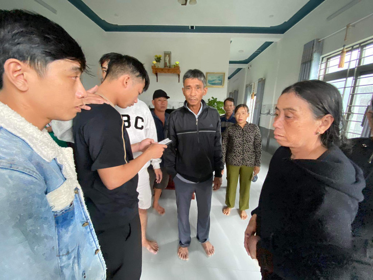 Gia đình ngư dân Đỗ Văn Hải, người vừa được cứu sống, đã vui hơn khi xem được tin tức người thân- Ảnh: LÊ TRUNG