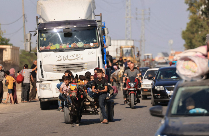 Một số người sơ tán đến miền nam Gaza bằng xe lừa kéo - Ảnh: WALL STREET JOURNAL