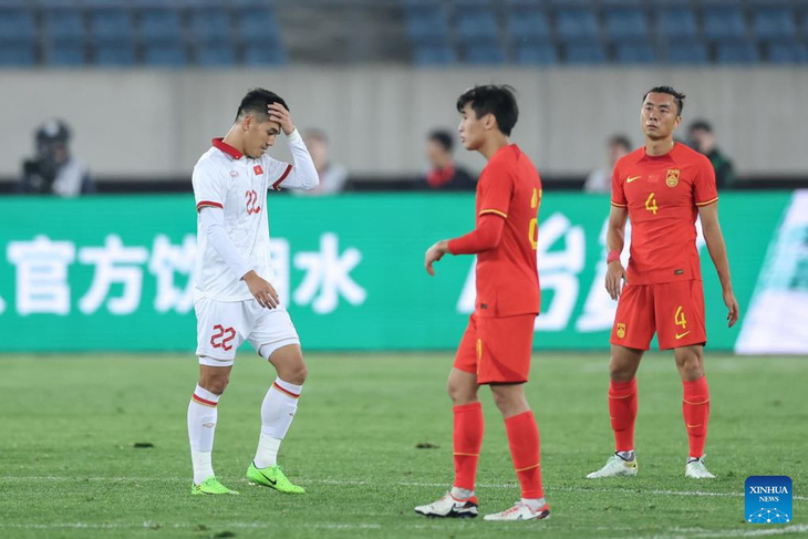 Tiến Linh (trái) buồn bã rời sân khi nhận thẻ đỏ trong trận giao hữu với Trung Quốc - Ảnh: TÂN HOA XÃ