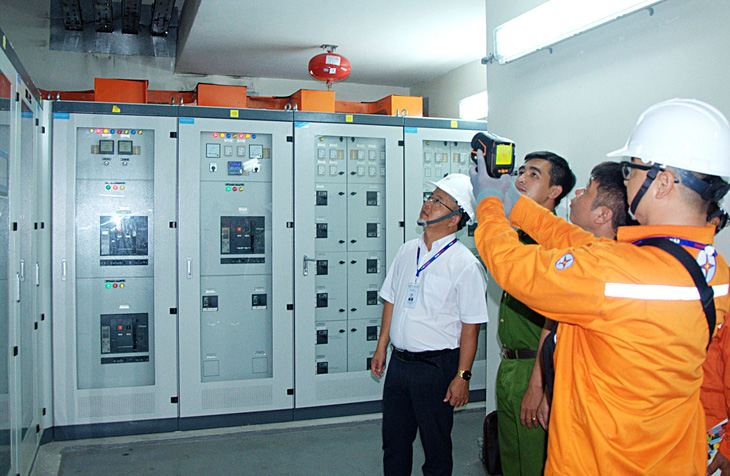 Công ty Điện lực Tân Phú (TP.HCM) phối hợp với địa phương kiểm tra an toàn điện tại địa bàn quận Tân Phú - Ảnh: EVNHCMC