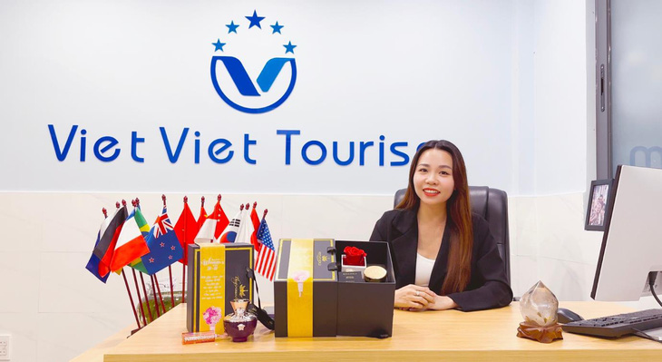 Chị Yến - chủ doanh nghiệp Viet Viet Tourism - đã chọn set quà độc quyền của Thế Giới Nước Hoa làm quà tặng cho đối tác nữ